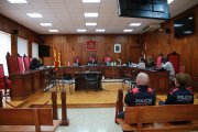 El tribunal, les acusacions i l'acusat d'agredir sexualment una dona a l'exterior d'una discoteca de Salou el 2024 a l'inici del judici celebrat a l'Audiència de Tarragona