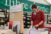 La responsable de la biblioteca de Castellvell del Camp, Alba Miró, fulleja un llibre durant la 18a edició de Litterarum