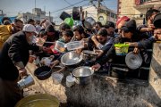 Refugiats palestins esperen poder menjar a Rafah, al sud de Gaza