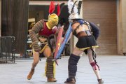 Dos gladiadors combatent a la tarima de l’auditori