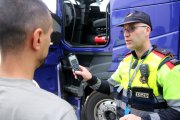Un agent dels Mossos mostra l'alcoholímetre marcant zero després d'una prova a un camioner a l'AP-7, a l'altura de Salou.