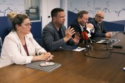 L’alcalde de Cambrils, Oliver Klein, amb els regidors David Chatelain, Alfredo Clúa i Natalia Pleguezuelos, presentant el pressupost.