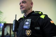 Fotografia d’un agent de la Guàrdia Urbana de Reus amb la nova càmera de gravació personal.