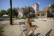 El nou Làpety Hotel, inaugurat fa un mes, compta amb cinc habitacions dobles i tres ‘suites’, un jardí de més de 1.400 metres quadrats i una piscina.