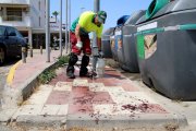 Imatge del lloc on s'ha produït l'apunyalament i d'un treballador de la brigada de Cambrils netejant les taques de sang que havien quedat a terra