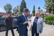 Pere Granados rebent a Salvador Illa a les portes de l’Ajuntament de Salou.