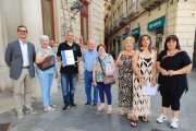 Fotografia de la junta de l’AV Plataforma Defensa Parc Mas Iglesias amb les 7.000 signatures.