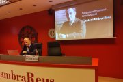 Fotografia de la conferència sobre Antoni Pedrol Rius a càrrec del periodista Joan Antoni Domènech.