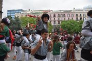 Una nena dels Castellers de Sants amb casc durant la diada del Pla de la Seu, a Barcelona.