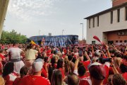 L'autobús de la Real Sociedad B entrant a les instal·lacions.
