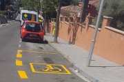 Imatge d'una de les noves places reservades per a persones amb mobilitat reduïda
