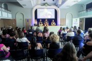 Més d’un centenar de persones es van aplegar al Teatret per escoltar les experiències de diferents persones amb TEA