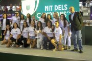 El femení del CF Canonja rebent el trofeu amb el delegat territorial de l’FCF, José Cosano.