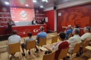 Els diferents socis en el moment del sorteig de les entrades a la sala de premsa del Nou Estadi.