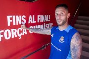 El jugador del Nàstic, Marc Fernández, en el túnel de vestidors del Nou Estadi on es llegeix el missatge: «Fins al Final! Força Gimnàstic!»
