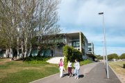 Estudiants a l'exterior del campus Bellissens.