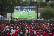 Afició grana veient el partit a la pantalla gegant del Parc del Francolí.