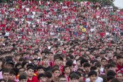 Milers d’aficionats grana es van apropar a la pantalla del Parc Francolí per animar i patir amb el seu equip.