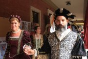 Una parella d'una de les sis famílies nobles a la 26a Festa del Renaixement de Tortosa.