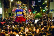 Una multitud de persones va llançar-se al carrer per presenciar la Cercavila de la Nit de fer l’Índiu celebrada aquesta passada nit.