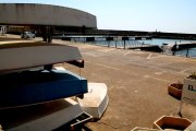 Barques a terra davant del port esportiu de les Cases d'Alcanar buit.