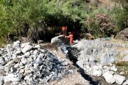 Uns operaris treballen en la demolició de l'assut entre Gratallops i Bellmunt del Priorat.
