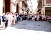 Autoritats i veïns de Valls en el minut de silenci per recordar el menor mort.