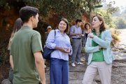 La consellera Sílvia Paneque i l'alcaldessa de Taradell conversen amb els informadors a la zona del molí de Sors.