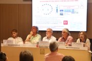 Els representants de Salut Pública i altres departaments de la Generalitat Mercè Soler, Ricard Casanovas, Esteve Fernández, Jacobo Mendioroz i Carme Chacón, durant la roda de premsa sobre l'arbovirosi