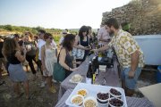 Actuació entre vinyes dins el festival Cantaperdius.