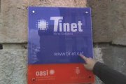 Imatge d’arxiu de l’antiga placa a la façana de l’oficina de Tinet al carrer de l’Assalt de Tarragona.