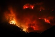 Les flames que cremen a l'incendi de Paüls a la zona del Parc Natural dels Ports.