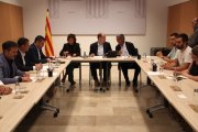 El conseller de la Presidència, Albert Dalmau, acompanyat pel Delegat del Govern a les Terres de l'Ebre, Joan Castor, en la reunió amb els alcaldes afectats per l'incendi de Paüls.