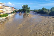 El riu Foix, desbordat a Cubelles (Garraf)