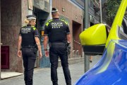 Els agents que van identificar la persona al carrer Pere Martell