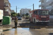 Bombers drenant aigua a Cubelles