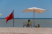 Platja amb el bany prohibit senyalitzada amb bandera vermella