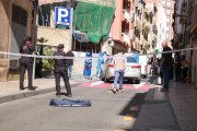 Agents dels Mossos d'Esquadra investigant la mort d'un home al carrer de l'Amargura de Reus aquesta matinada.