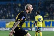 Fran Vèlez celebrant un gol a la Superlliga Grega amb l'Aris de Salònica.