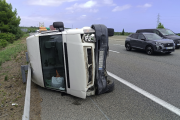 Imatge del vehicle accidentat a l'AP-7a Roda.