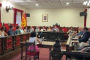 L'equip de govern i els regidors de l'Ajuntament de Tortosa en la sessió plenària extraordinària.
