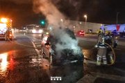 Els bombers durant l'extinció d'un vehicle al polígon Francolí.
