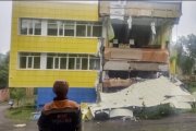 Un rescatador situat a prop d'una guarderia danyada després del terratrèmol, a Kamchatka.
