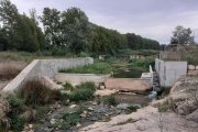 S'eliminaran petites estructures per a la millora del comportament hidrodinàmic i se soterrarà l'actual cablejat aeri del sistema de mesura per millorar la seva protecció i operativitat en episodis d'avinguda.