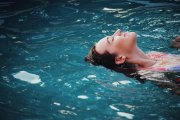 Imatge d'una noia en una piscina.