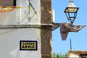 Placa del carrer Ample de l'Ametlla de Merola, al Berguedà, original d’abans de la Guerra Civil.