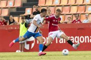 Víctor Narro condueix la pilota en el partit de pretemporada contra l'FC Andorra.