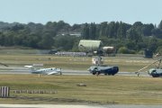 Imagen de la avioneta rodeada de vehiculos de emergencia en el Aeropuerto de Birmingham.