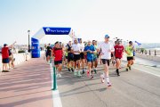 Més de 300 'runners' va acompanyar a pitufollow durant el repte al Port de Tarragona.