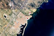Pla aeri de Protecció Civil amb l'avís amb banderes roges de tancament de platges a l'Ametlla de Mar.